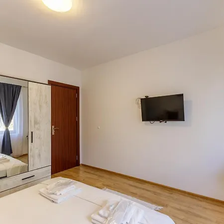 Modern 2br Flat With Parking For 4m Cars Warna