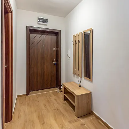Modern 2br Flat With Parking For 4m Cars Apartament