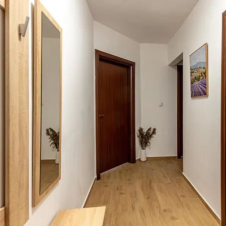 Apartament Modern 2br Flat With Parking For 4m Cars Warna