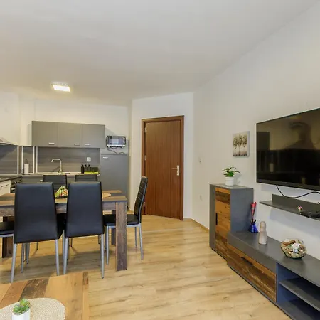 Apartament Modern 2br Flat With Parking For 4m Cars Warna