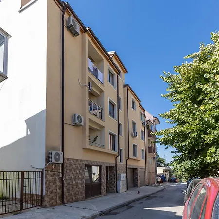 Modern 2br Flat With Parking For 4m Cars וארנה