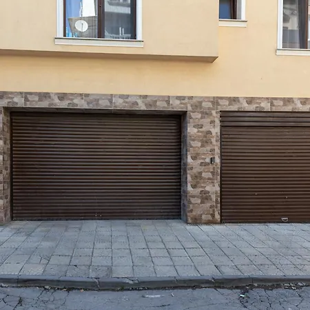 Modern 2br Flat With Parking For 4m Cars Warna
